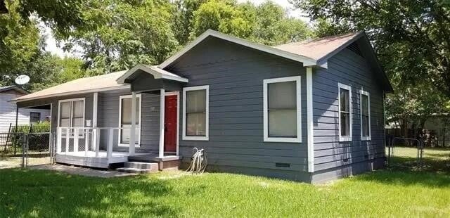 bungalow featuring crawl space, fence, and a front lawn