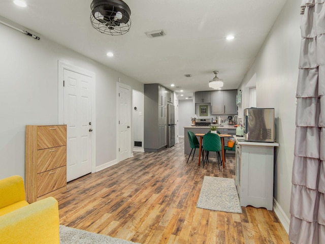 kitchen featuring recessed lighting, visible vents, light wood-style floors, light countertops, and gray cabinets