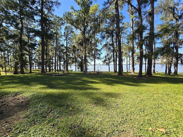 view of yard featuring a water view