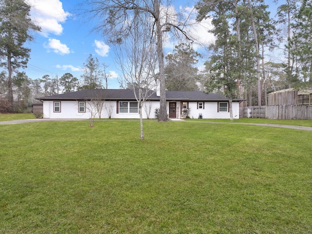 ranch-style home featuring a front lawn and fence