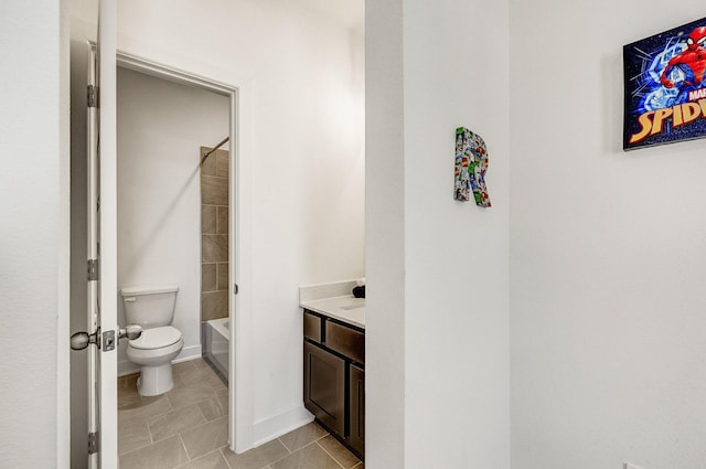 full bath featuring toilet, vanity, tile patterned flooring, baseboards, and shower / bathtub combination