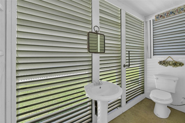 438 S Burnett Dr, Baytown, TX 77520 - bathroom with toilet