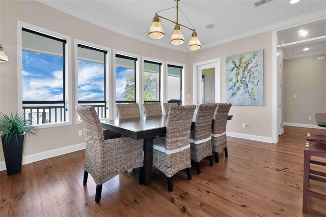 438 S Burnett Dr, Baytown, TX 77520 - dining area with ornamental molding, a wealth of natural light, baseboards, and hardwood / wood-style floors