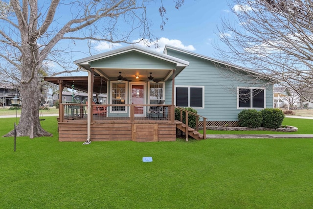 view of front of home featuring ceiling fan and a front lawn