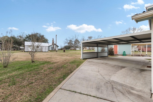 view of yard with driveway