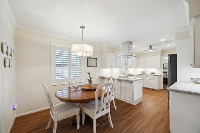 dining space featuring crown molding, recessed lighting, ceiling fan, light wood-type flooring, and baseboards