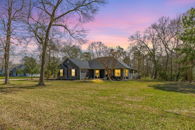 view of front of home featuring a front yard