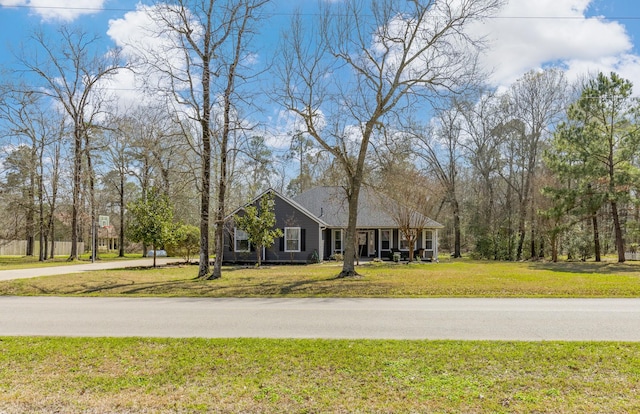 view of front facade with a front lawn