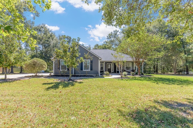 ranch-style home featuring a front lawn