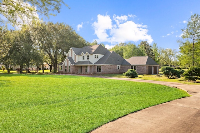 view of front of property featuring driveway and a front lawn