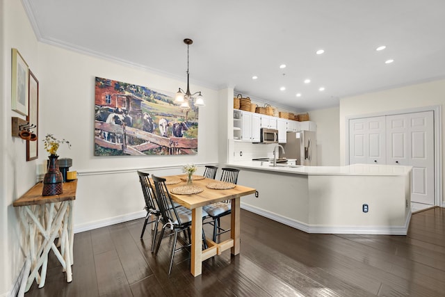 dining area with recessed lighting, crown molding, baseboards, dark wood-style floors, and an inviting chandelier