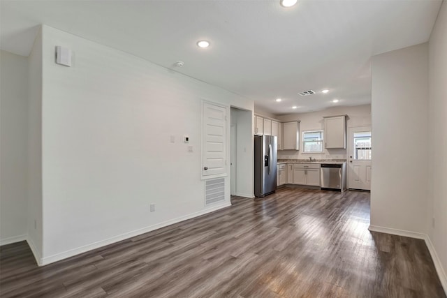 kitchen with recessed lighting, stainless steel appliances, dark wood-type flooring, visible vents, and baseboards