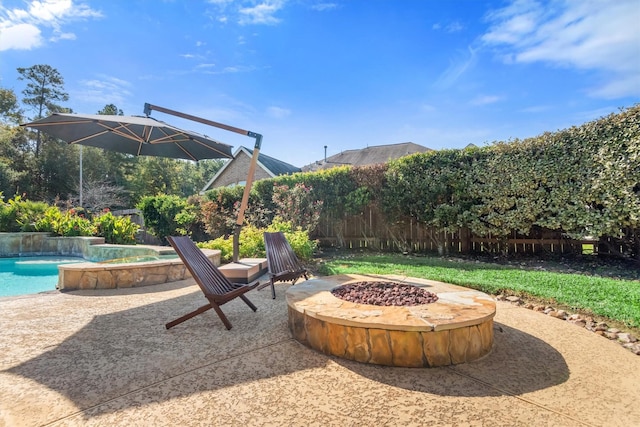 view of patio featuring an outdoor fire pit and a fenced in pool