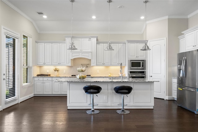 kitchen featuring dark wood-type flooring, a sink, visible vents, appliances with stainless steel finishes, and decorative backsplash