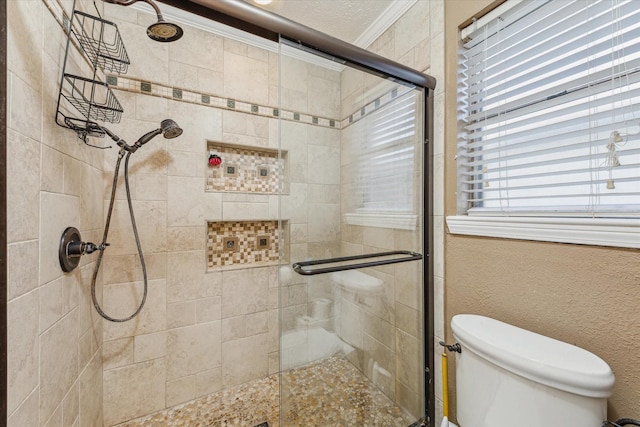 full bathroom featuring crown molding, a textured wall, a tile shower, and toilet