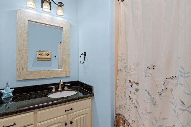 full bath with curtained shower and vanity