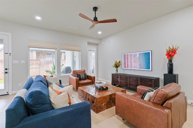 living area featuring recessed lighting, visible vents, ceiling fan, and baseboards