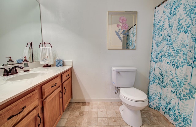 full bathroom with toilet, baseboards, a shower with shower curtain, and vanity