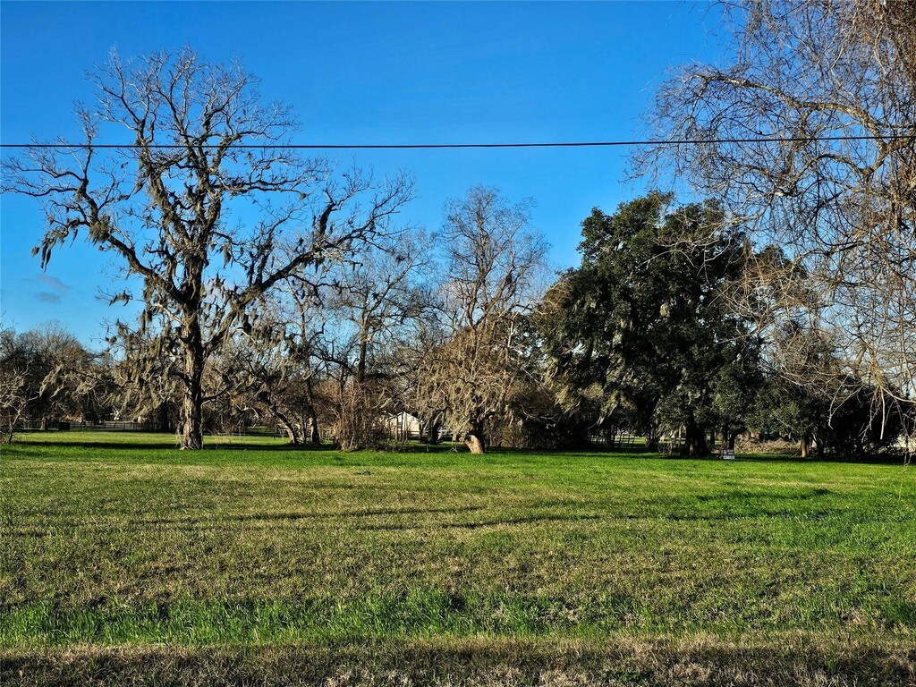 214/220 Stagecoach Trl, Angleton, TX 77515