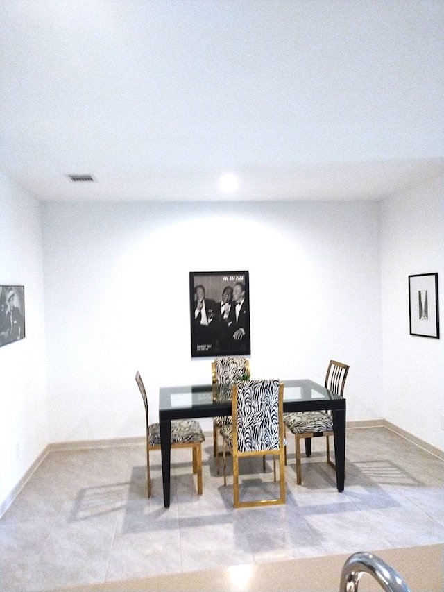 dining space with recessed lighting, visible vents, and baseboards