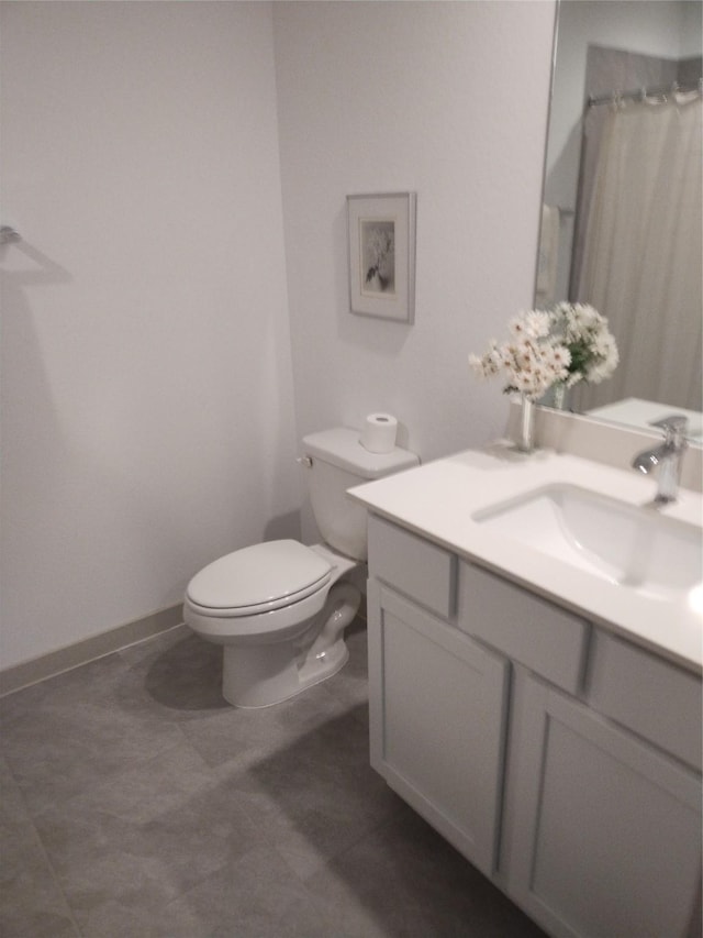 full bath featuring toilet, vanity, and a shower with curtain
