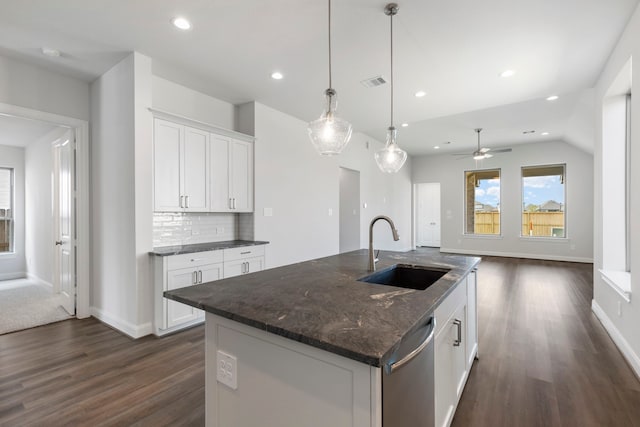 kitchen featuring visible vents, a sink, decorative backsplash, dark wood-type flooring, and dishwasher