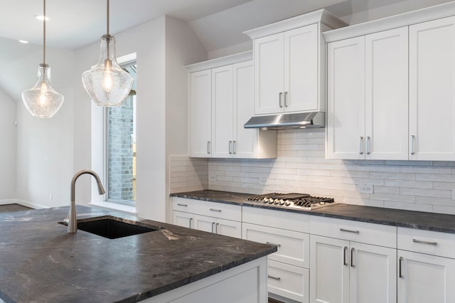 kitchen featuring a wealth of natural light, stainless steel gas stovetop, under cabinet range hood, and a sink