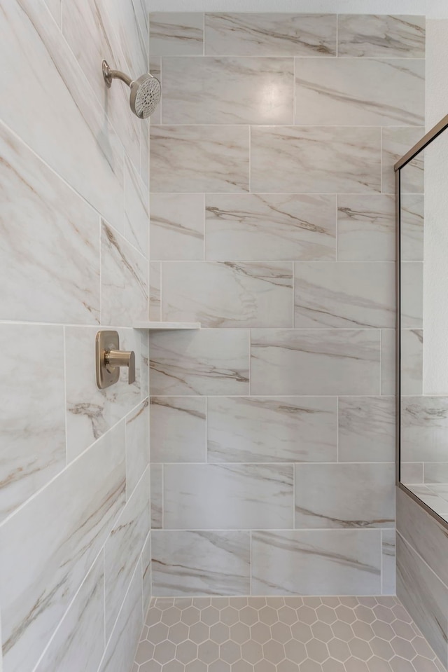 full bathroom featuring tiled shower