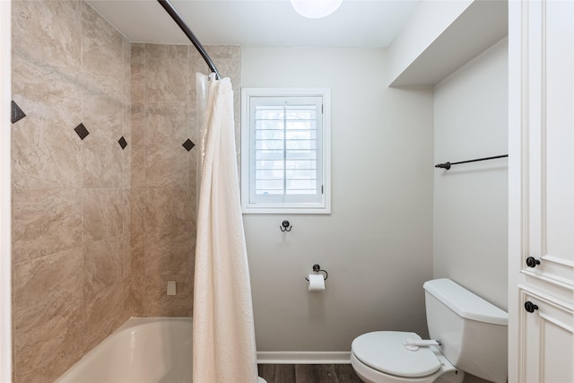 full bath with baseboards, shower / bathtub combination with curtain, toilet, and wood finished floors