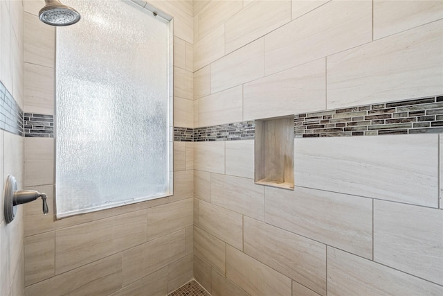 full bathroom featuring a tile shower