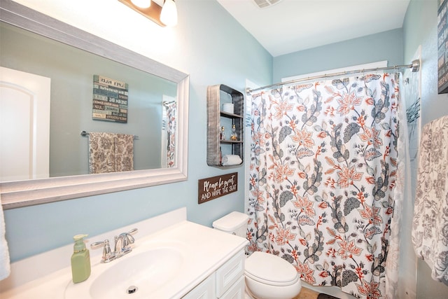 full bathroom featuring toilet, visible vents, a shower with shower curtain, and vanity