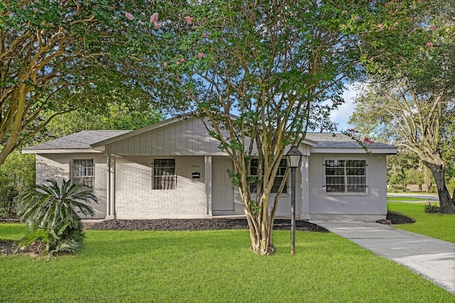 ranch-style house with a front yard