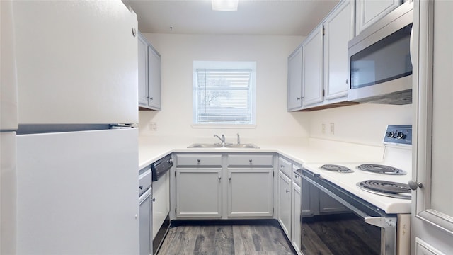 2323 Fairwind Rd Unit 860, Houston, TX 77062 - kitchen featuring appliances with stainless steel finishes, light countertops, a sink, and wood finished floors