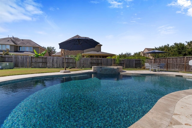 view of swimming pool featuring a pool with connected hot tub, a fenced backyard, and a yard