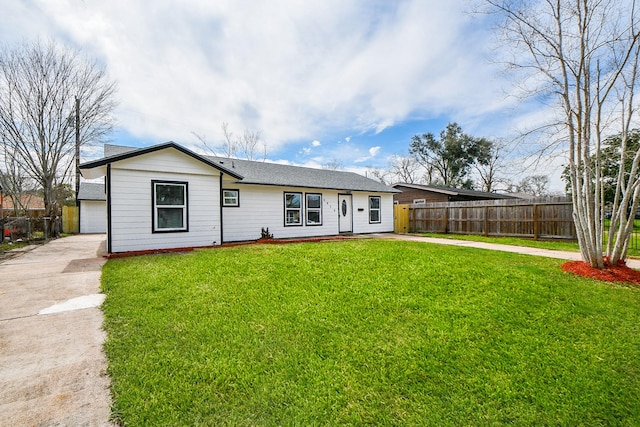 view of front of home featuring a front lawn and fence