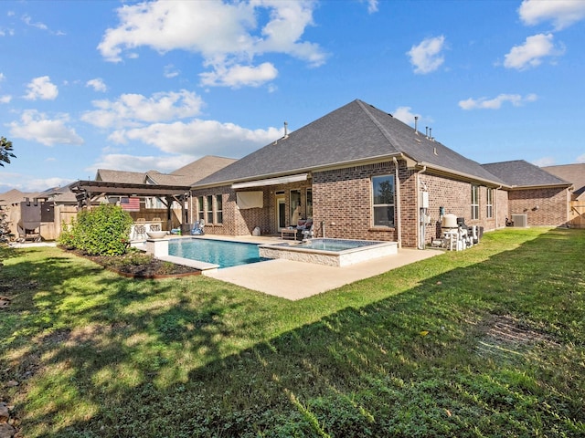 view of swimming pool featuring a patio, fence, a pool with connected hot tub, a yard, and a pergola