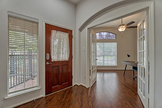 foyer with ceiling fan, dark wood-style flooring, and baseboards