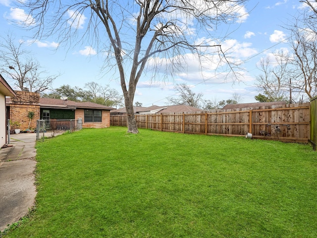 view of yard featuring a fenced backyard