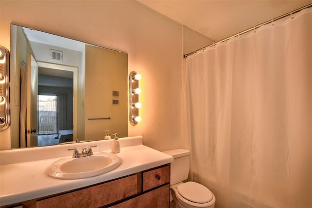 full bath with visible vents, vanity, toilet, and a shower with curtain