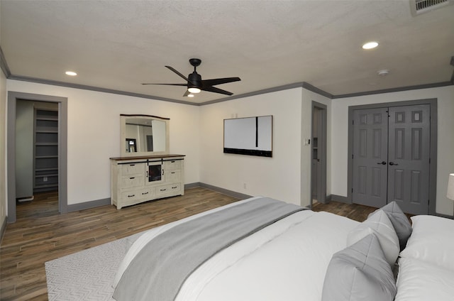 bedroom featuring dark wood-style flooring, crown molding, recessed lighting, a ceiling fan, and baseboards