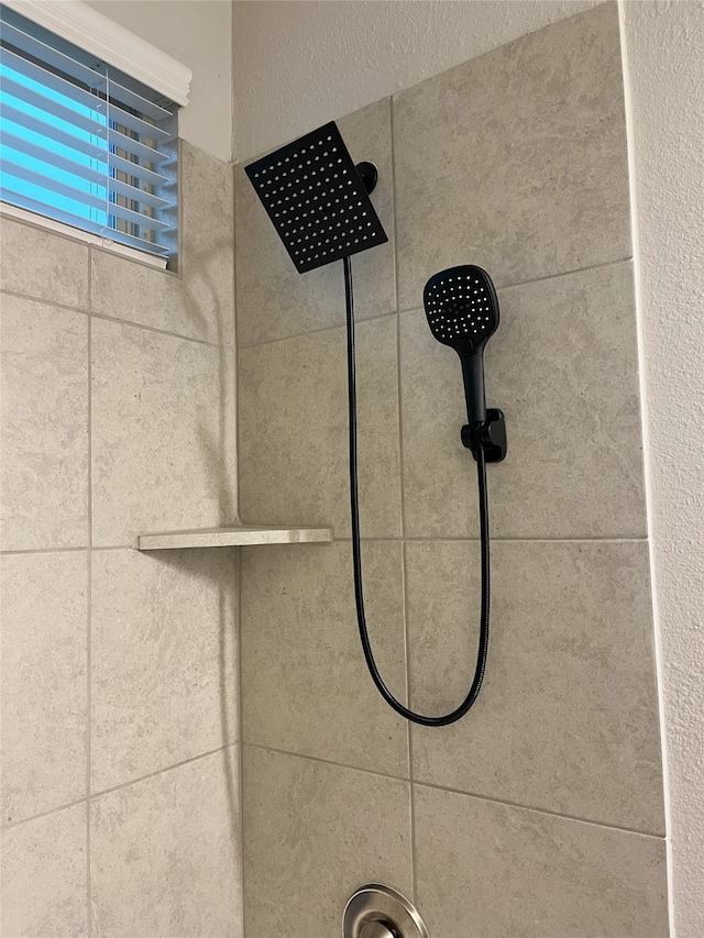 room details featuring a tile shower