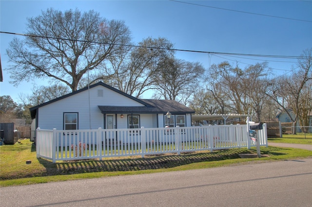 view of front of home featuring a fenced front yard and a front yard