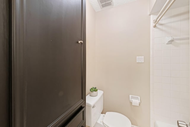 full bath featuring a shower, a bathtub, visible vents, toilet, and a textured ceiling