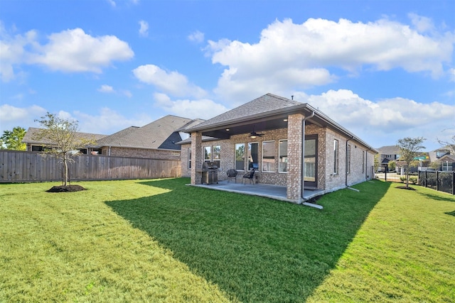 view of yard featuring a patio area, a fenced backyard, and ceiling fan