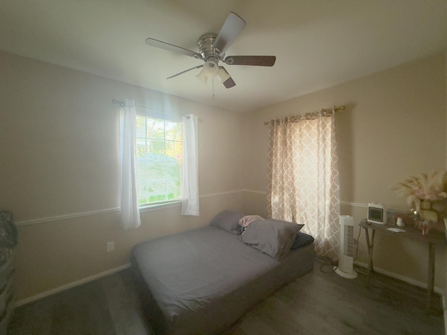 bedroom with baseboards and a ceiling fan