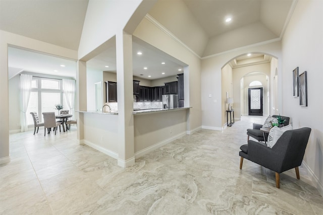 entryway featuring recessed lighting, arched walkways, marble finish floor, and baseboards
