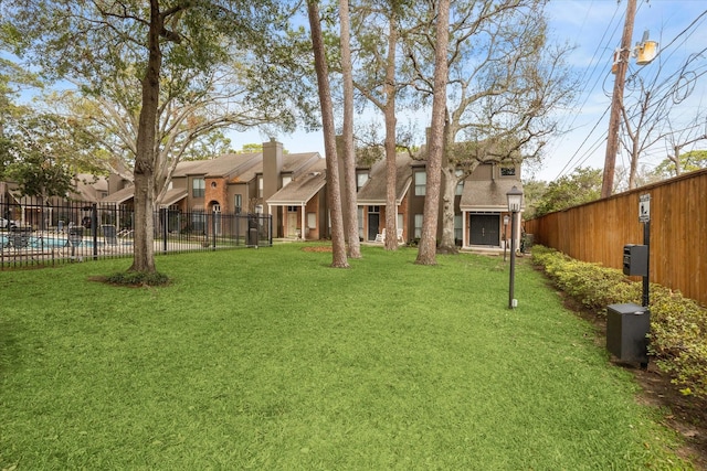 view of yard featuring fence and a fenced in pool