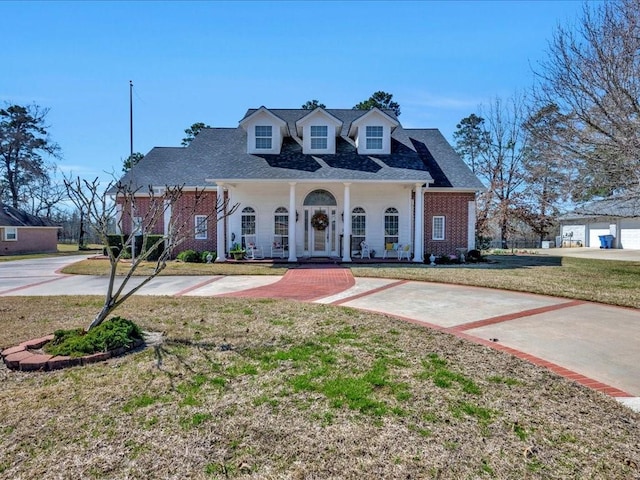 view of front of home featuring brick siding and a front lawn