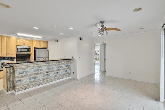 kitchen with stainless steel appliances, visible vents, ornamental molding, and a ceiling fan