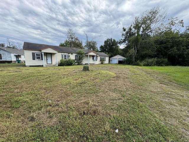 view of front of property featuring entry steps and a front lawn